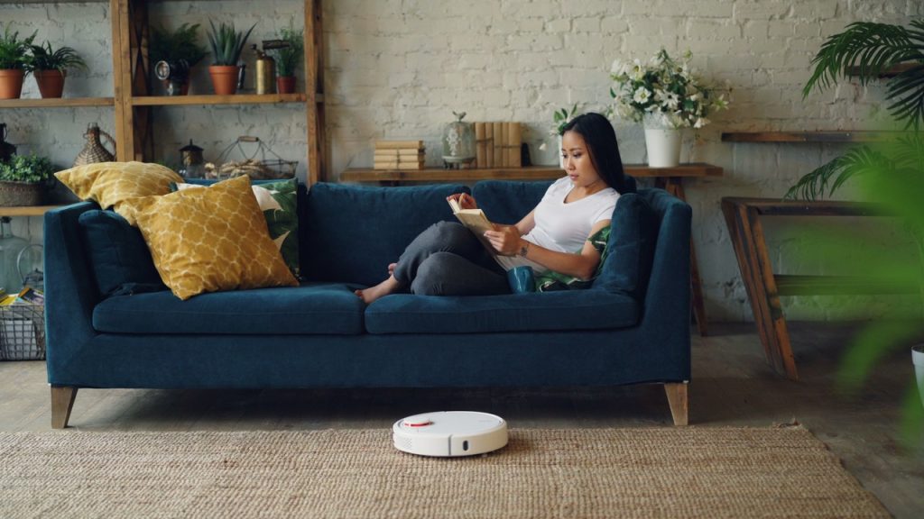 Meilleur robot aspirateur 2026 dans un salon moderne