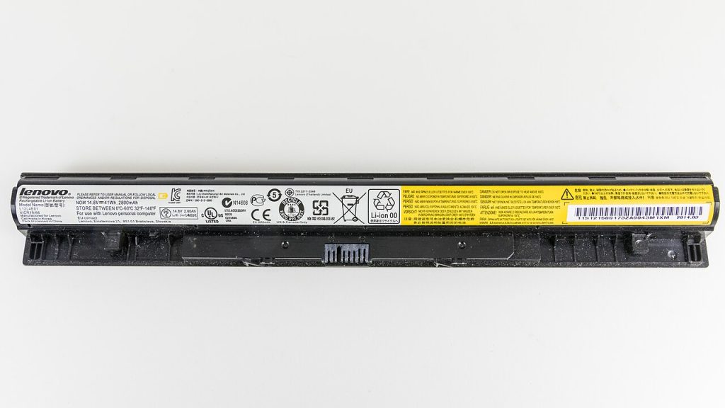 Batterie lithium-ion rechargeable illustrant les risques de feu de batterie lithium
