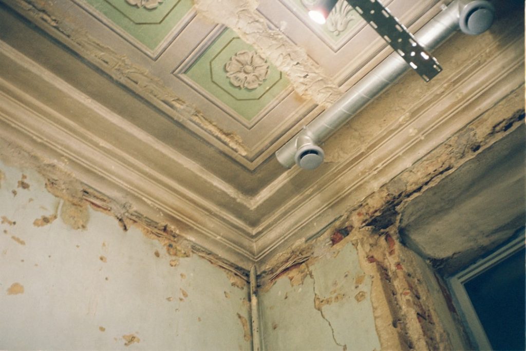 Fuite d’eau du voisin du dessus absent — plafond endommagé par l’humidité