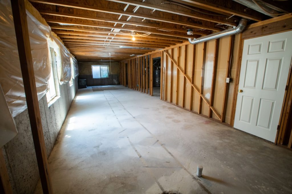 Déshumidificateur pour sous-sol dans un local en béton humide