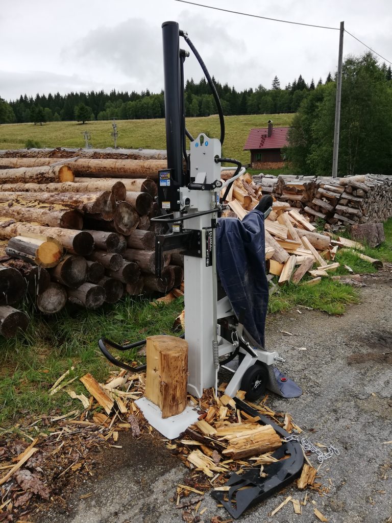 Fendeuse à bois hydraulique utilisée pour fendre des bûches