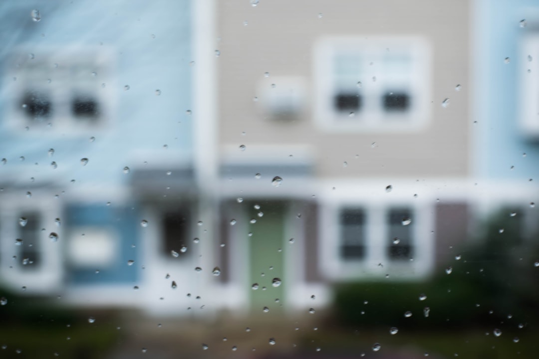 Fenêtre et façade exposées à la pluie à inspecter en cas d’infiltration