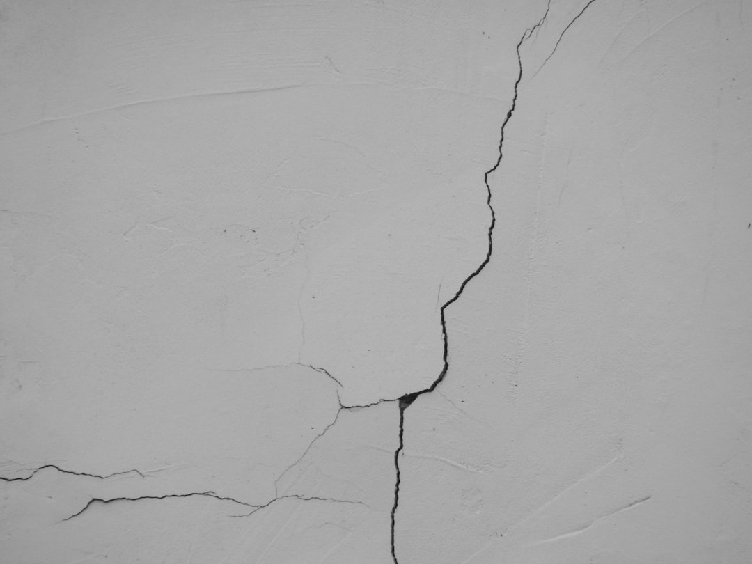 Fissure sur un mur extérieur à contrôler en cas d’infiltration d’eau