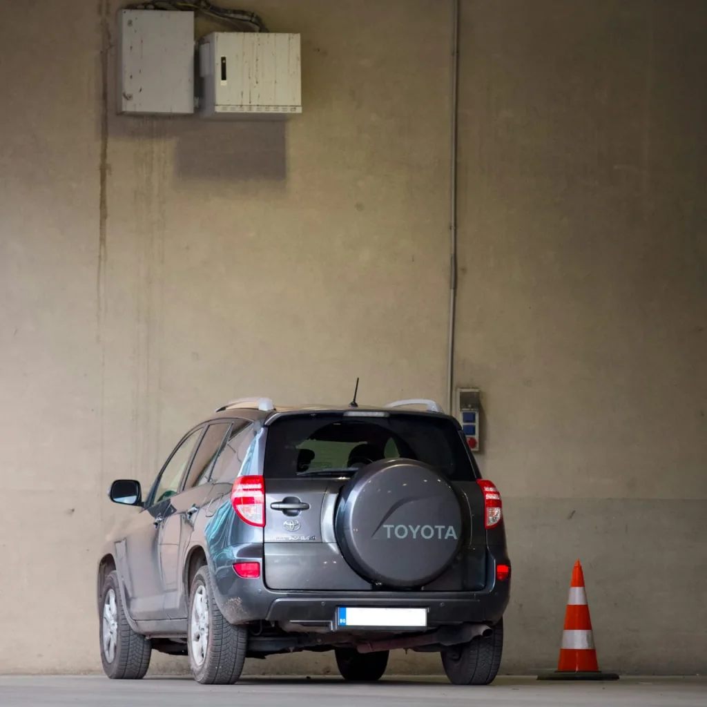 Garage humide avec voiture et murs en béton – ventilation et condensation