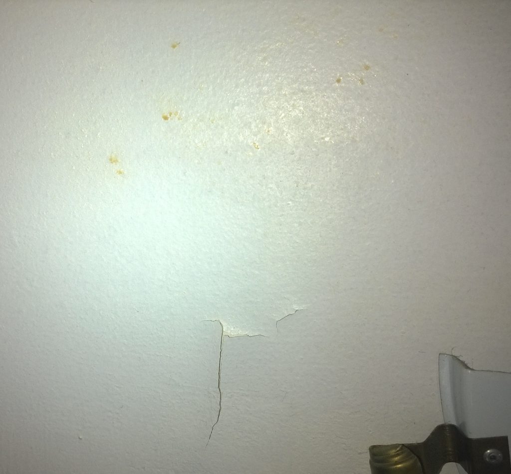 Mur intérieur humide avec taches et craquelures sur la peinture
