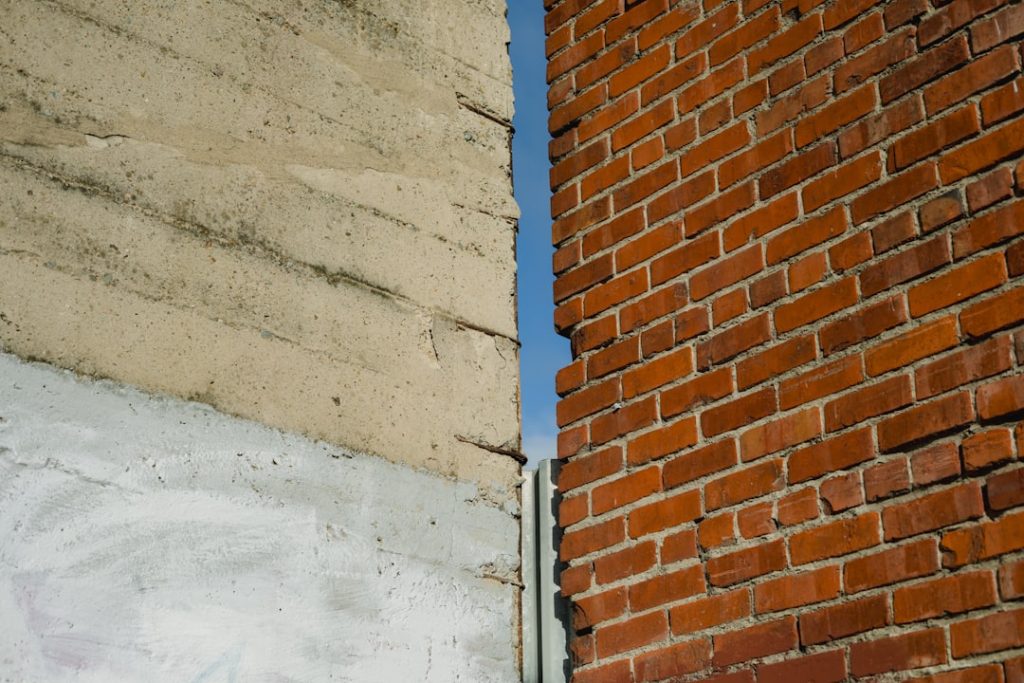 Infiltration d’eau mur extérieur — façade à inspecter en cas de trace d’humidité