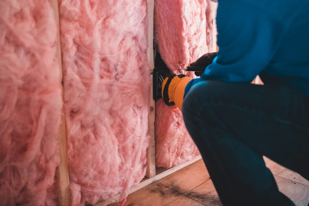 Rénovation d’un mur avec isolation entre montants, illustrant la continuité de l’enveloppe thermique