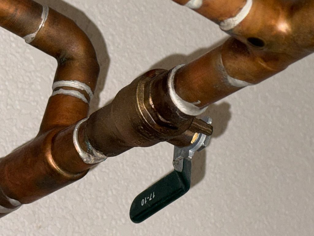 Vanne d’arrêt sur une canalisation d’eau — intervention à coordonner en cas de fuite