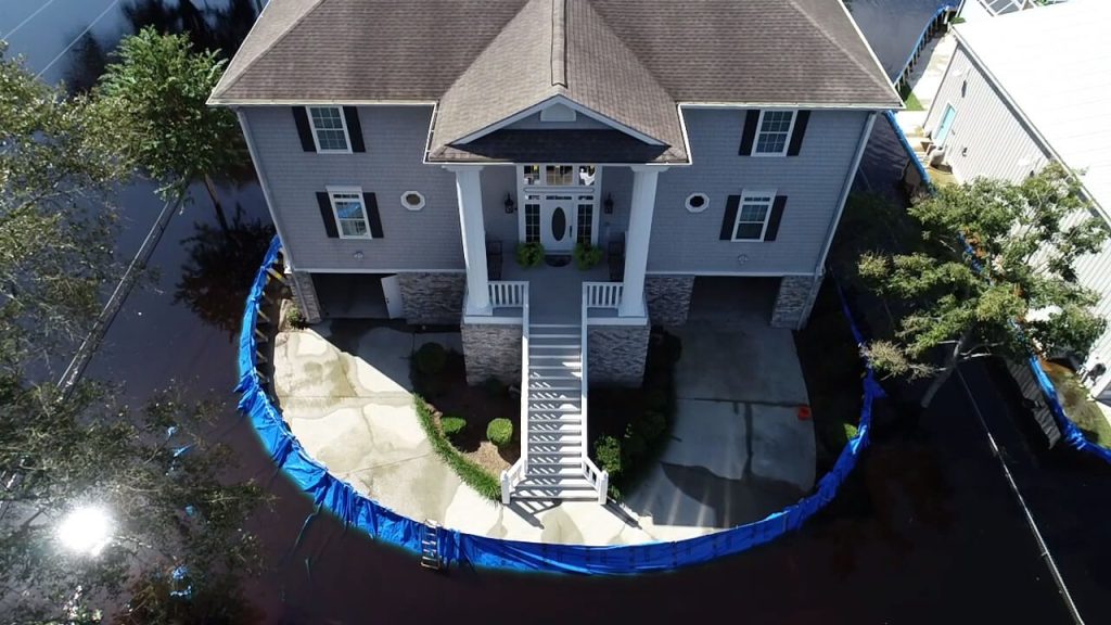 Barrière anti-inondation réelle installée devant une maison à Myrtle Beach