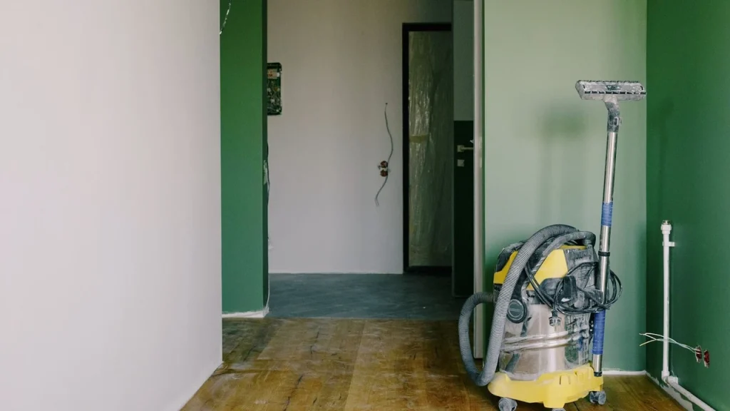 Aspirateur eau et poussière prêt à être utilisé dans une pièce en rénovation