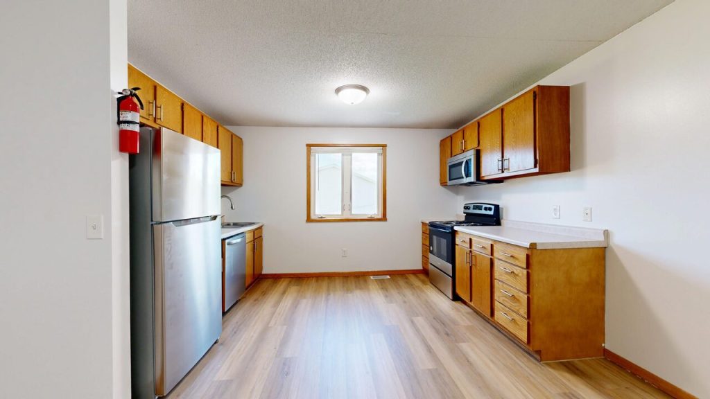 Extincteur maison obligatoire : extincteur rouge installé dans une cuisine de logement