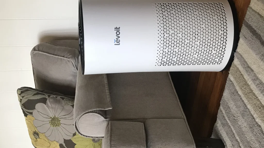 Filtre purificateur d’air : appareil Levoit avec grille de filtration visible