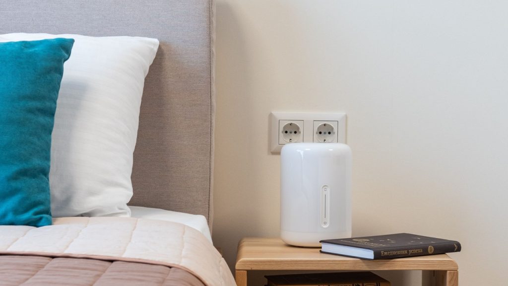 Humidificateur d'air bébé dans une chambre domestique claire