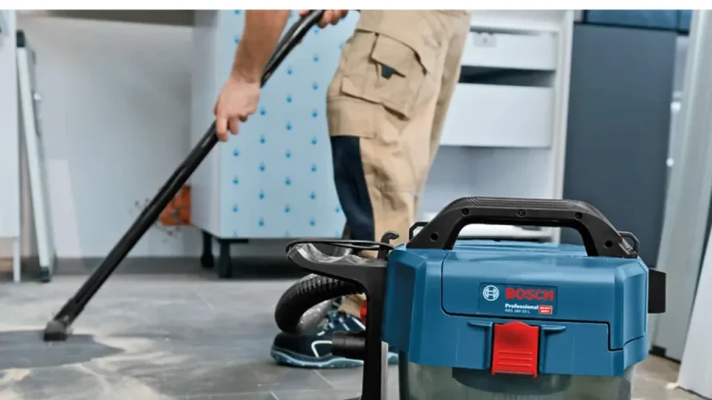 Aspirateur de chantier professionnel Bosch utilisé par un artisan dans un espace de travail en rénovation