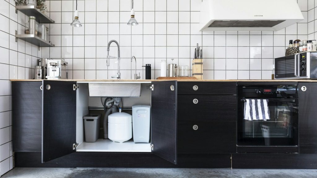 Osmoseur d'eau domestique installé sous un évier de cuisine