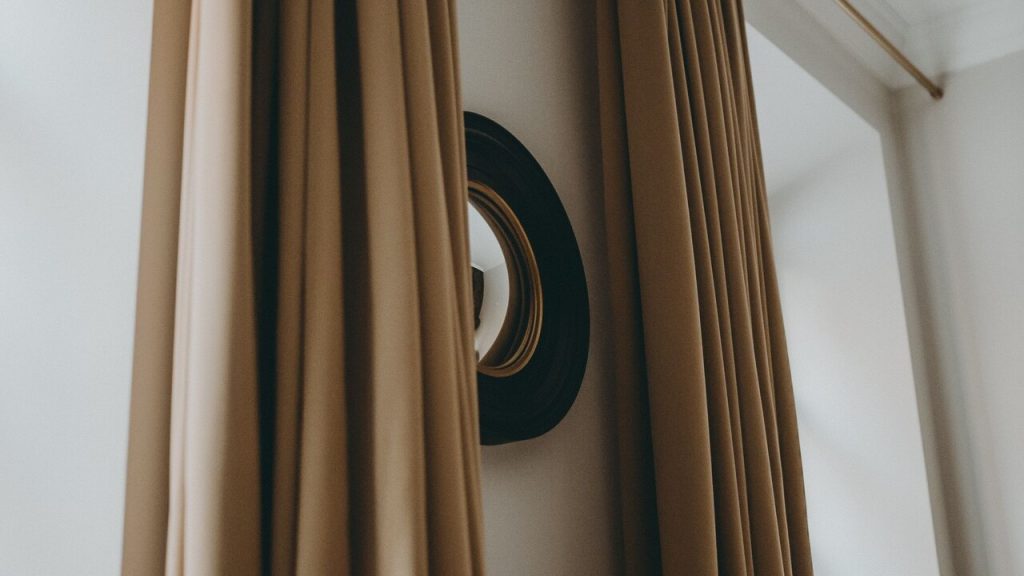 Rideau anti bruit épais installé devant une fenêtre dans un intérieur domestique