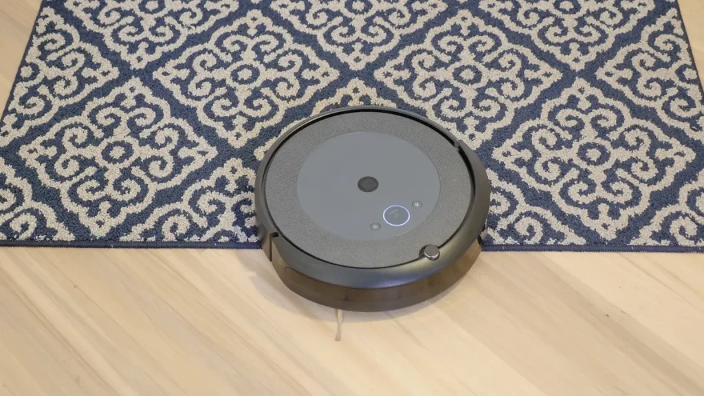 Robot aspirateur passant du parquet à un tapis à poils ras