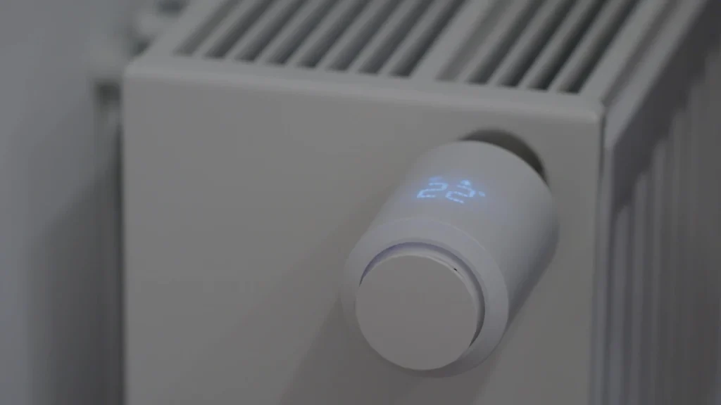 Tête thermostatique connectée installée sur un radiateur domestique
