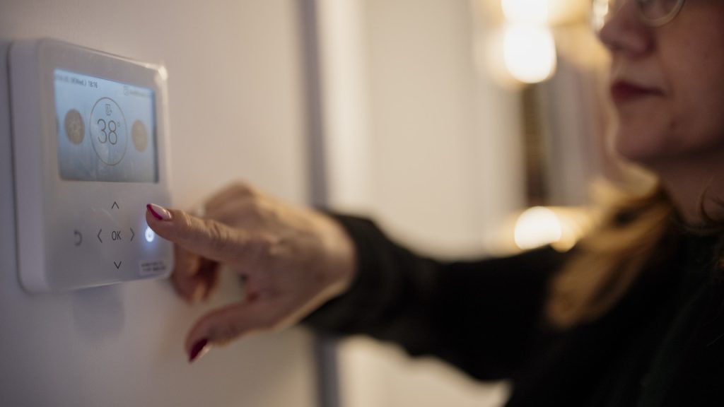 Thermostat connecté obligatoire : réglage d’un thermostat numérique dans un logement