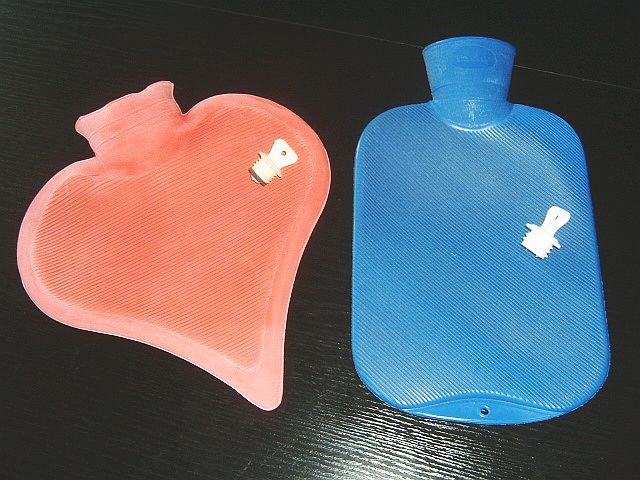 Bouillottes à eau en caoutchouc avec bouchons, illustration du guide bouillotte 2026