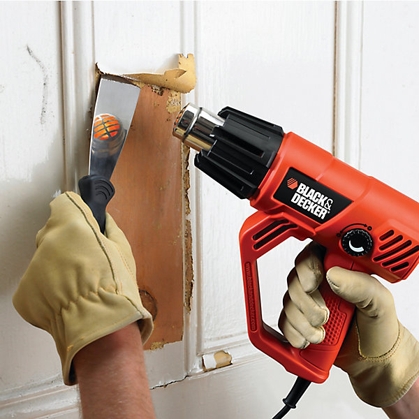 Décapeur thermique utilisé pour retirer de la peinture sur du bois