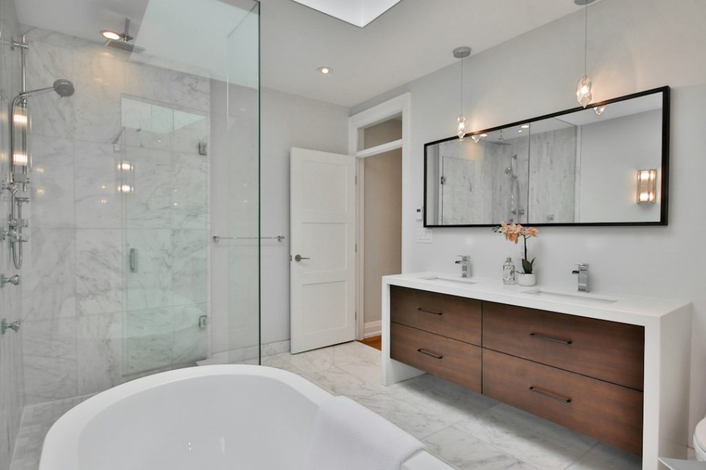Salle de bain moderne illustrant un projet de gestion de l’humidité et de ventilation