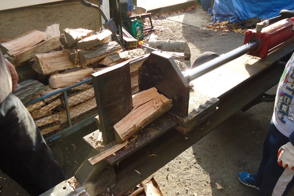 Fendeuse à bois hydraulique en train de fendre une bûche
