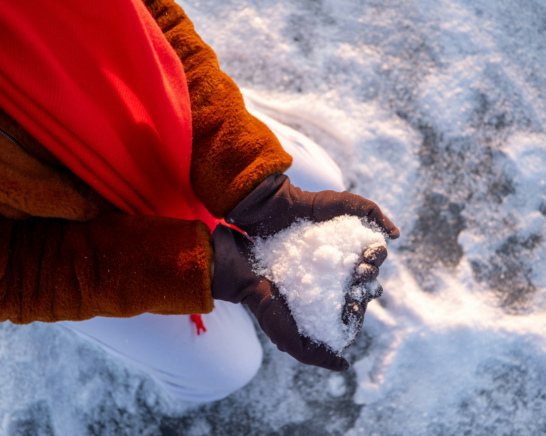 Mains dans la neige, illustration du besoin de chaleur localisée aux extrémités