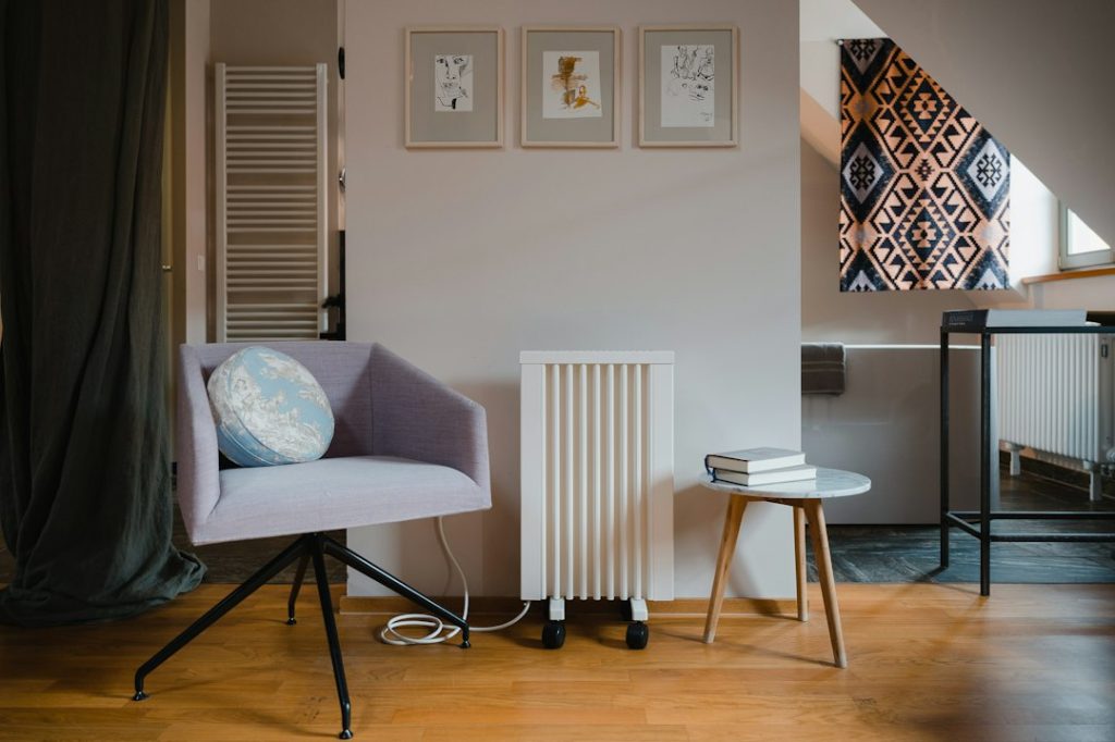 Radiateur électrique mural installé dans une pièce intérieure