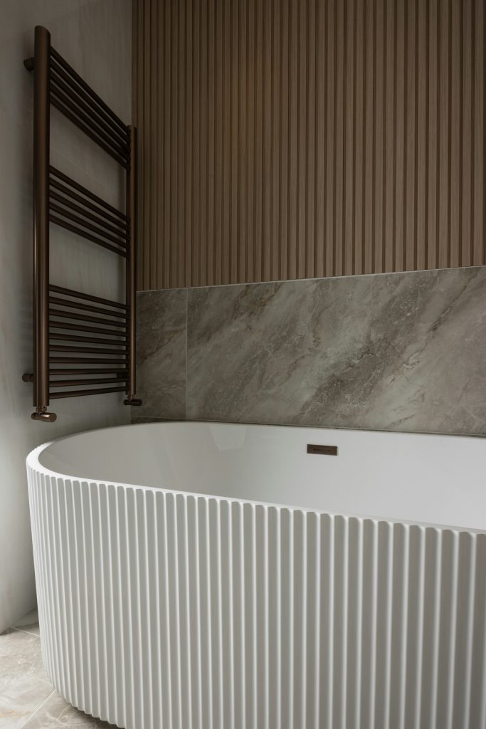 Salle de bain moderne avec radiateur sèche-serviettes, contexte pour choisir un chauffage d’appoint salle de bain