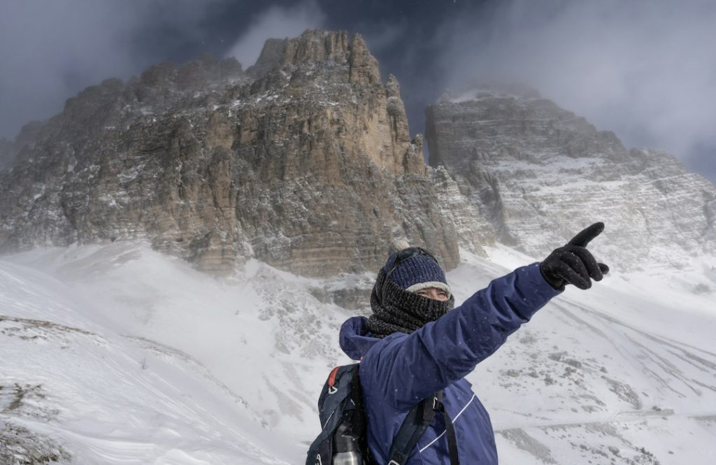 Personne équipée pour une activité extérieure hivernale, illustration du choix d’un vêtement chauffant