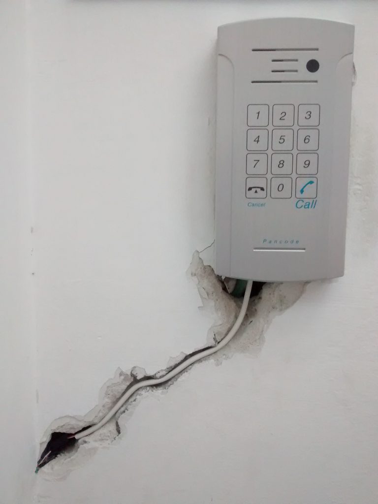 Câblage d’un interphone vidéo avant fermeture du mur