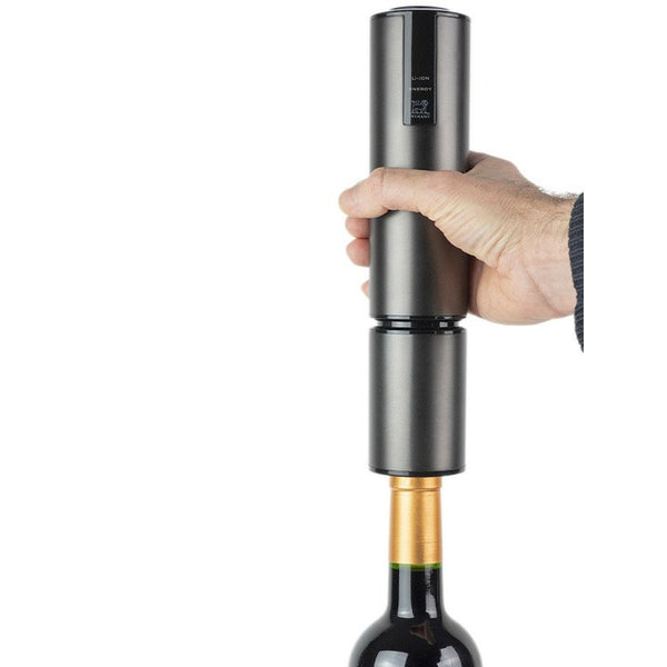 Peugeot Elis Touch Carbone ouvrant une bouteille de vin