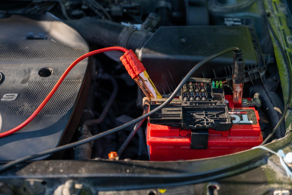 Batterie automobile avec câbles connectés pour un contrôle électrique