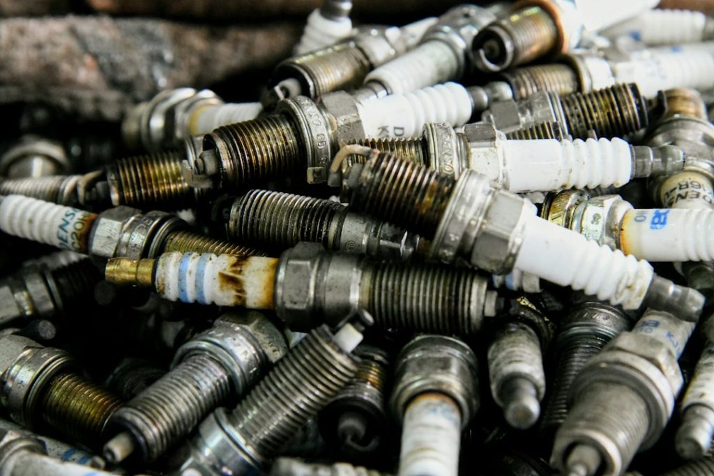 Bougies d’allumage déposées dans un atelier automobile