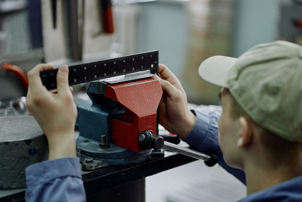 Contrôle dimensionnel d'une pièce métallique en atelier