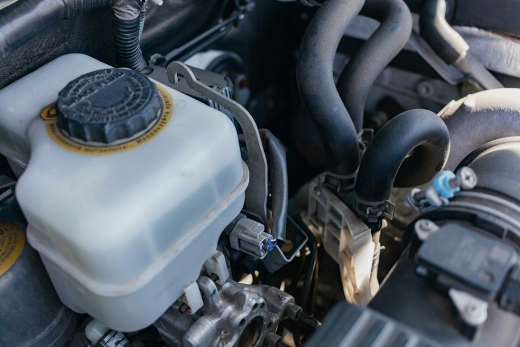 Compartiment moteur d’une voiture lors d’un contrôle d’entretien