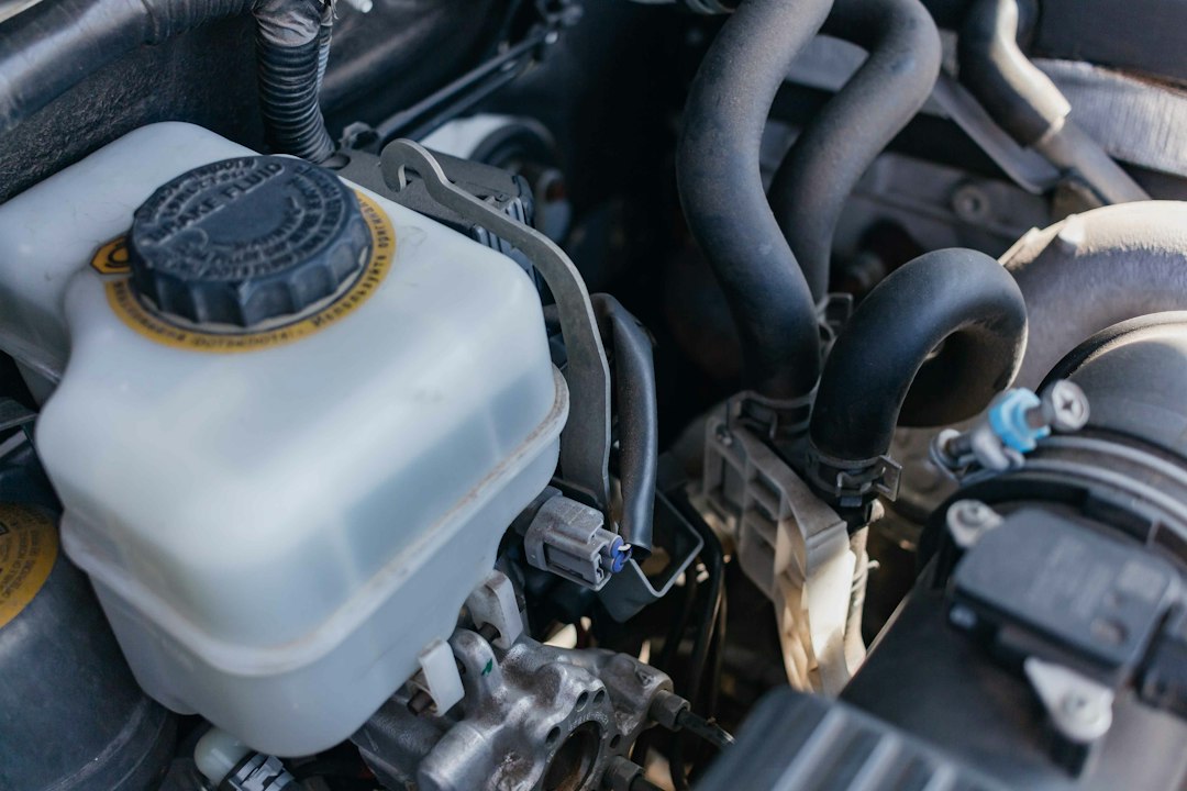 Compartiment moteur d’une voiture lors d’un contrôle d’entretien
