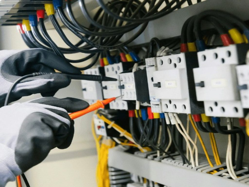Contrôle d'une installation électrique dans un tableau