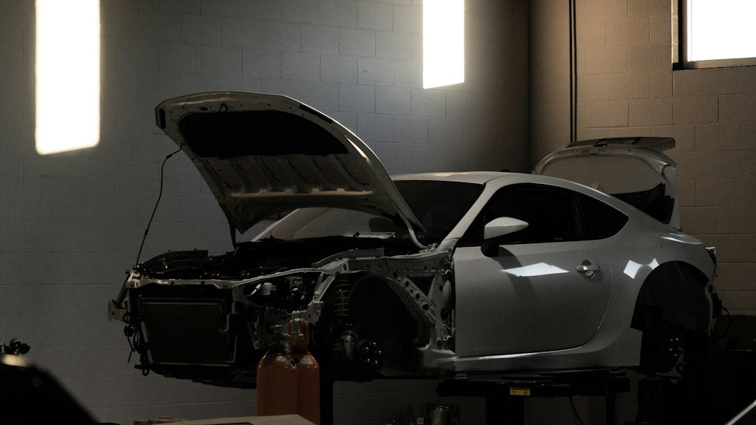 Moteur automobile ouvert lors d’un diagnostic en atelier