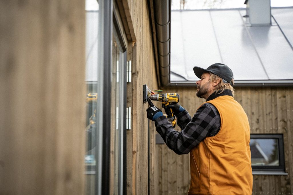 Électricien intervenant sur un mur avant perçage