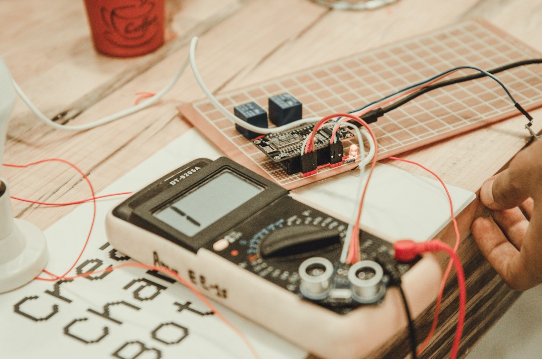 Personne utilisant un multimètre pour contrôler un circuit électrique
